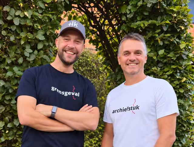 Thomas en Kristof van Over de Meet, in hun grensgeval- en archiefstuk-T-shirts