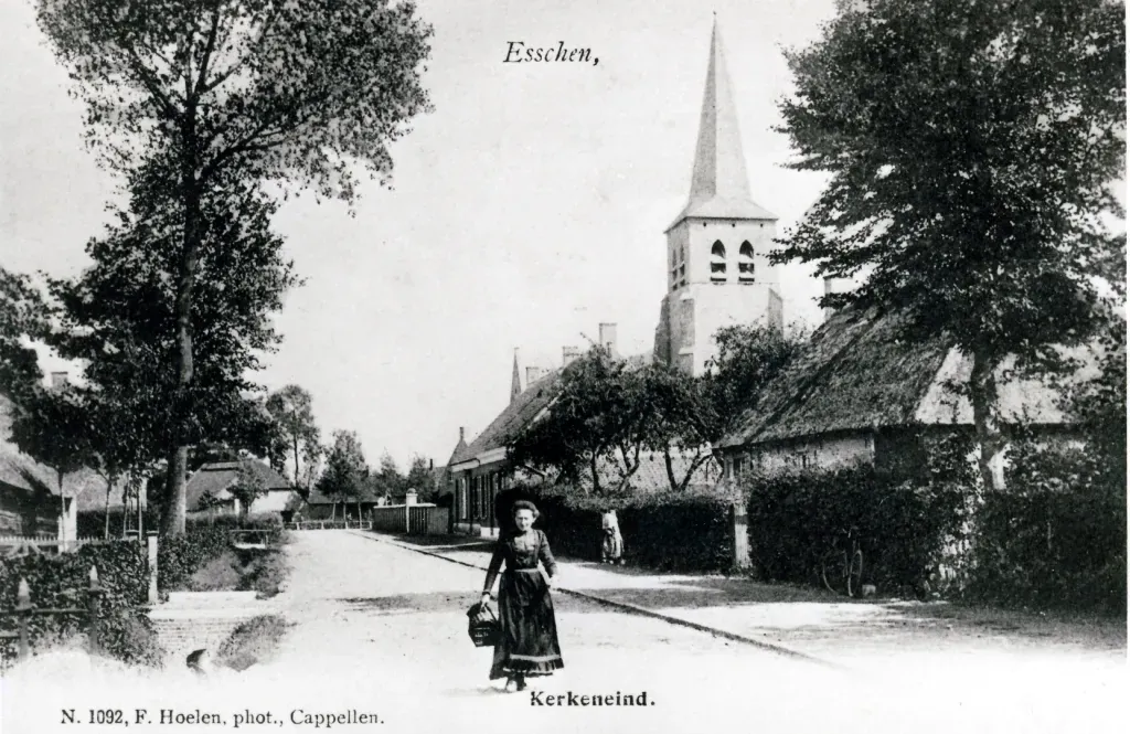Het Kerkeneind in Essen, met de oude kerk.