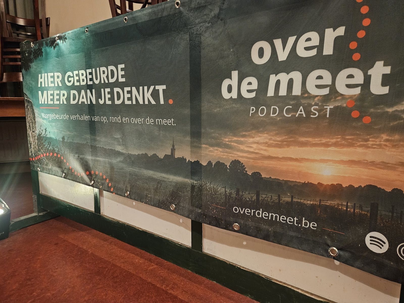 De banner van Over de Meet in Camp Rouwmoer