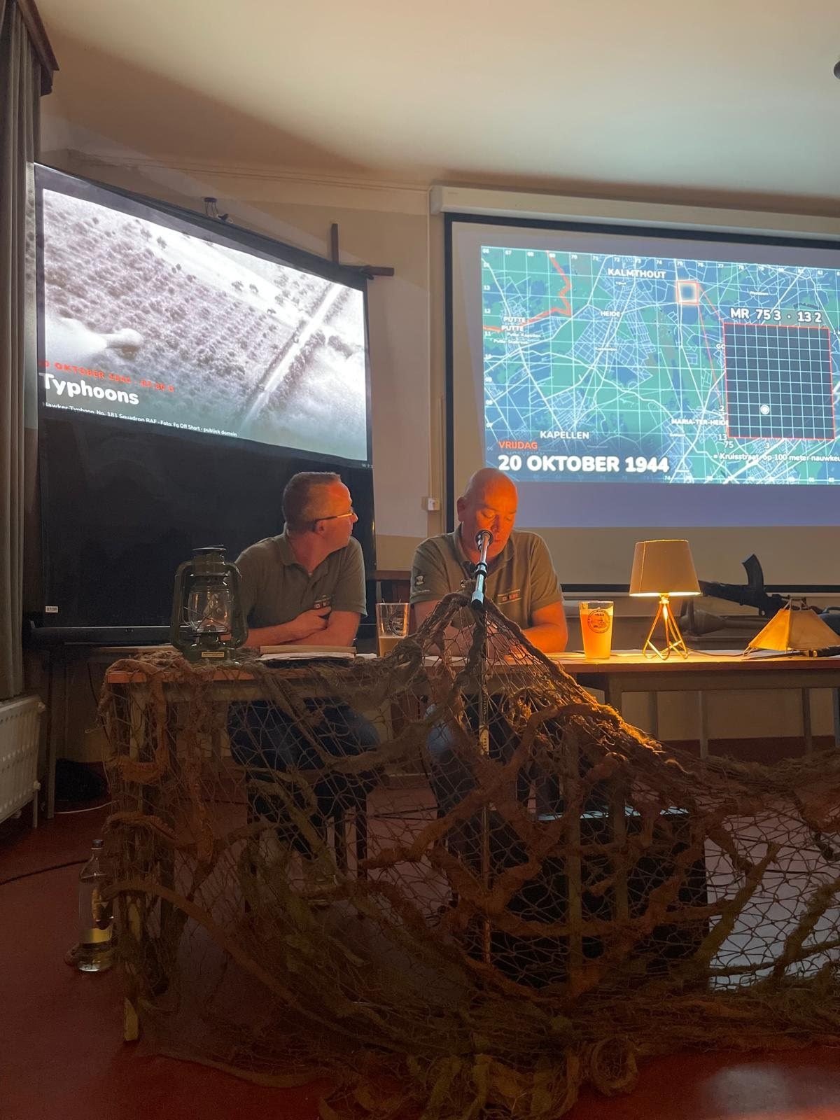 Overzicht van het podium met projecties