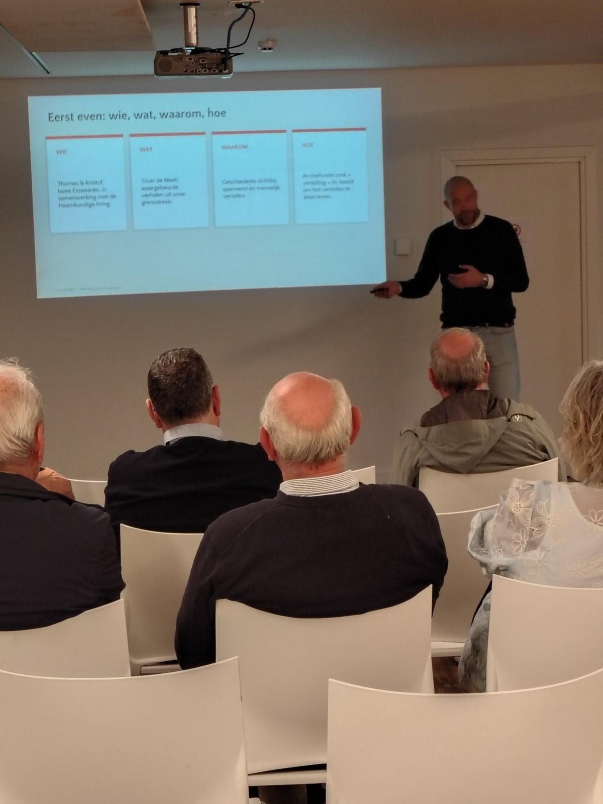De slide wie, wat, waarom, hoe met het publiek