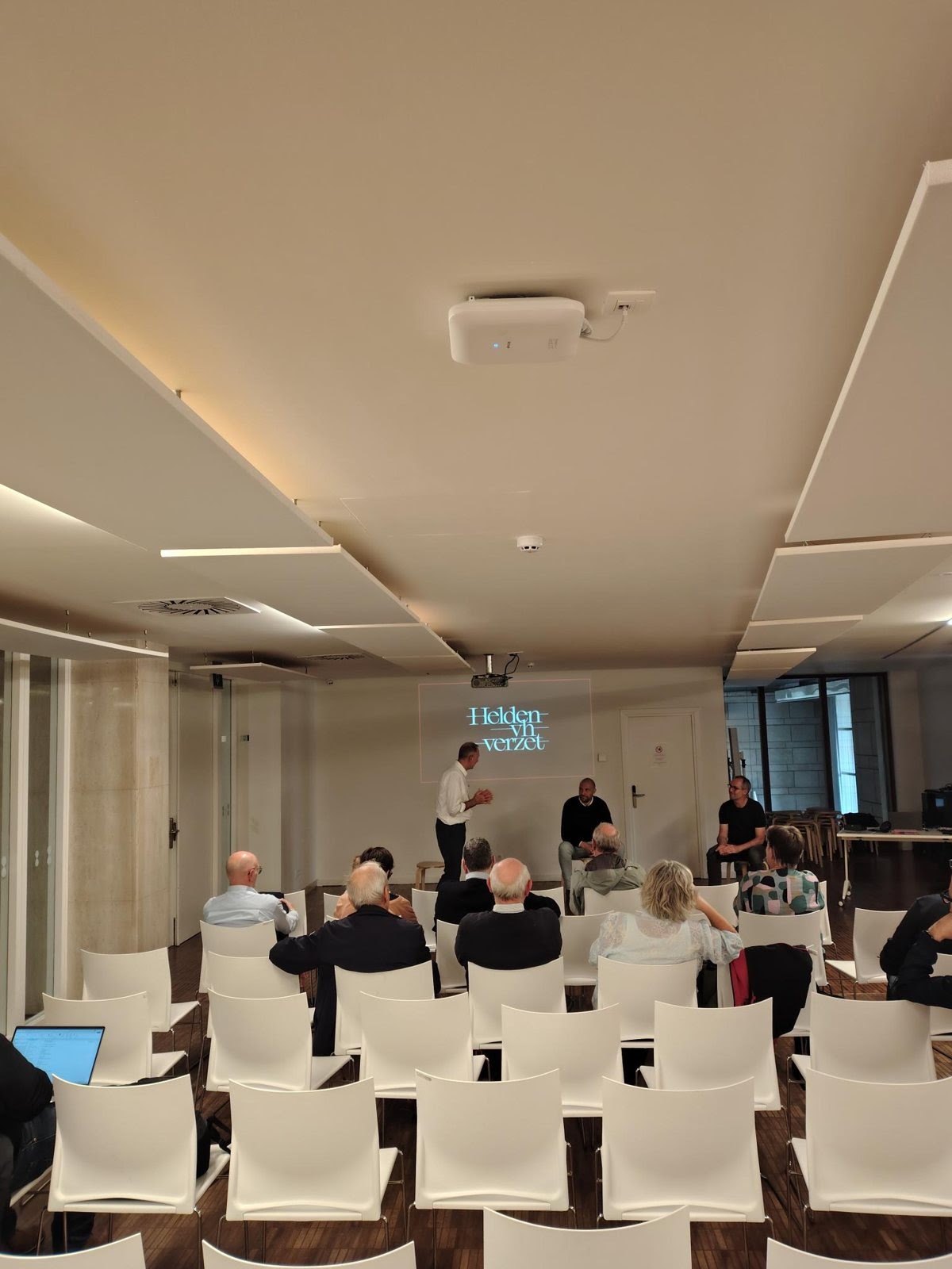 Overzicht van de zaal tijdens het nagesprek